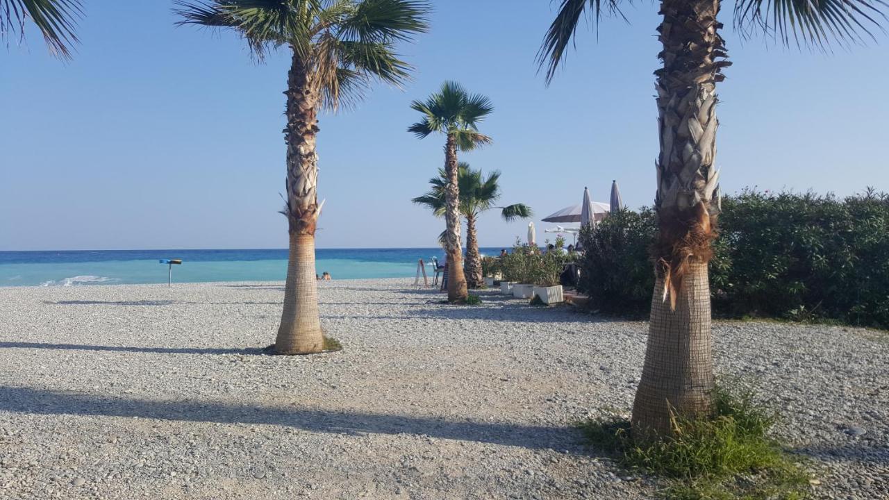 2p Et Parking Prive A 50m Des Plages. *